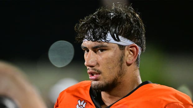 Edwardsville defensive end Iose Epenesa